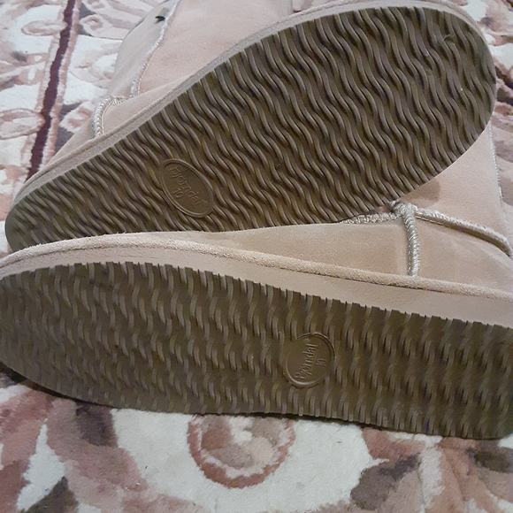 Boots - Picture 4 of 10